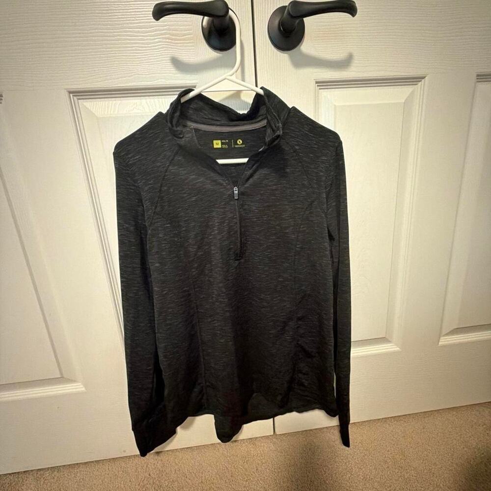 Black heathered long sleeve quarter